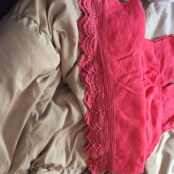 Coral lace tank top - Picture 3 of 3